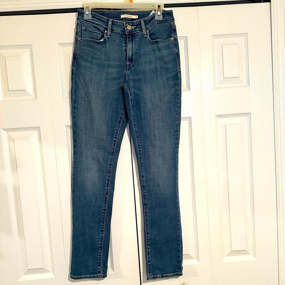 Levi’s Women’s Mid Rise Skinny Medium Wash Size 6